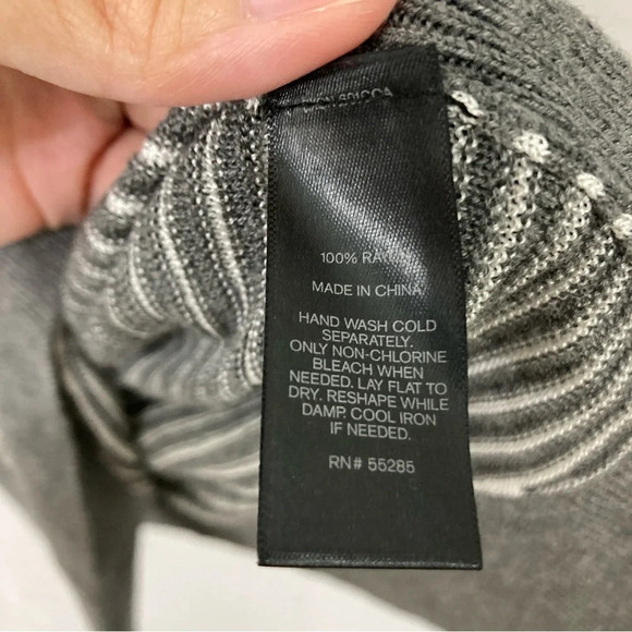 New Express Gray White Striped Crew Neck Asymmetric Hem Tunic Medium - Picture 8 of 10